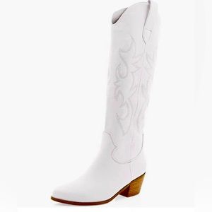 Size 7.5 women’s white cowgirl boots
